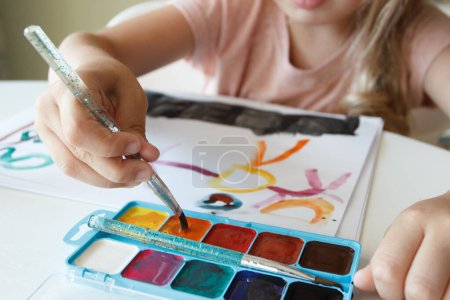 Téléchargez les photos : Petit enfant dessine à l'aquarelle, concept d'éducation à la maternelle - en image libre de droit