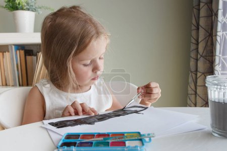 Téléchargez les photos : Little child draws with watercolor, concept of education in the kindergarten, soft focus background - en image libre de droit