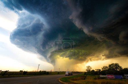 Téléchargez les photos : Nuage de tempête incroyable passe sur une autoroute tombant grêle géante et tornade - en image libre de droit