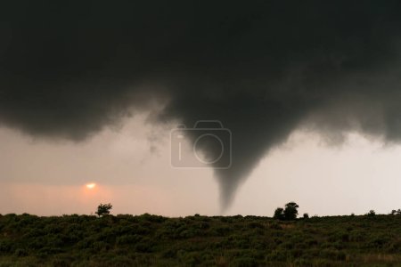 Tornado mit untergehender Sonne im Hintergrund