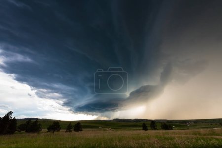 Téléchargez les photos : Des nuages de tempête incroyables se forment sur des terres agricoles luxuriantes - en image libre de droit