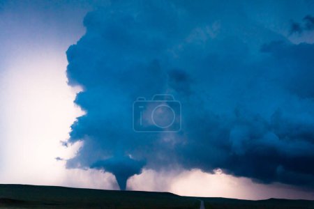 Téléchargez les photos : Nuages d'orage sombres avec tornade Dans des éclairs lumineux - en image libre de droit