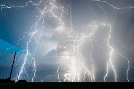 Epischer Kansas Lightning Storm erfüllt den Himmel in der Nacht mit hellen Blitzen