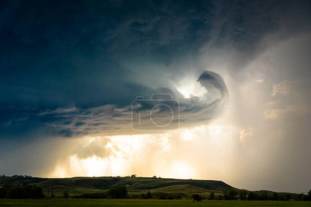 Téléchargez les photos : Textures incroyables de nuages de tempête et contraste sur les collines vertes - en image libre de droit