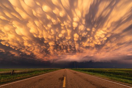 Téléchargez les photos : Couleurs incroyables de ciel de Mammatus de coucher de soleil après une éclosion de tornade au Kansas - en image libre de droit