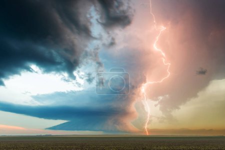 Rayo y una espectacular nube de tormenta de supercélulas