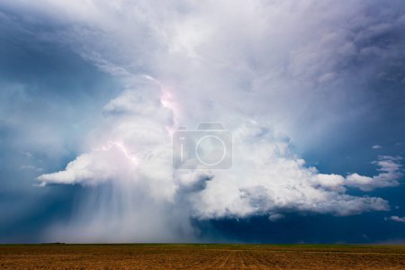 Foto de Supercell Storm Microburst y Lightning Bolt - Imagen libre de derechos