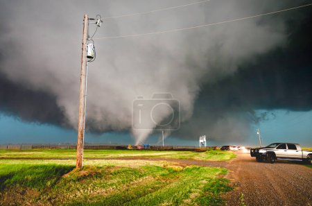 Téléchargez les photos : La tornade El Reno à la naissance envoie des chasseurs de tempêtes paniqués courir pour leur vie - en image libre de droit