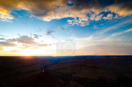 Der Grand Canyon liegt bei der untergehenden Sonne