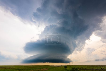 Téléchargez les photos : Nuage de tempête Supercell sombre imposant remplit le ciel sur les champs - en image libre de droit