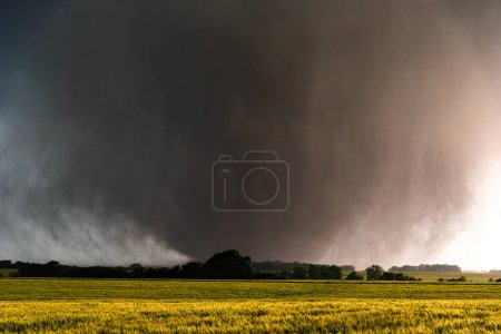Téléchargez les photos : Une violente tornade EF4 s'enfonce dans le Kansas - en image libre de droit