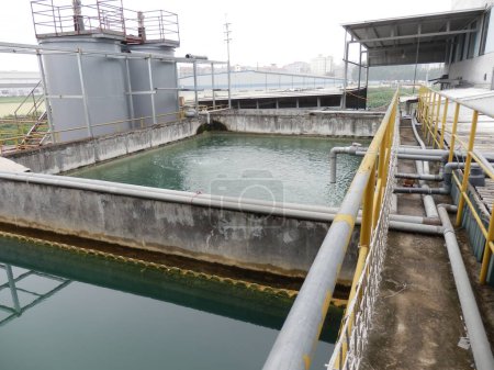 Wastewater treatment plant with clarfier tank and effuent tank