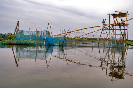 Chinesisches Fischernetz im ländlichen Westen Indiens