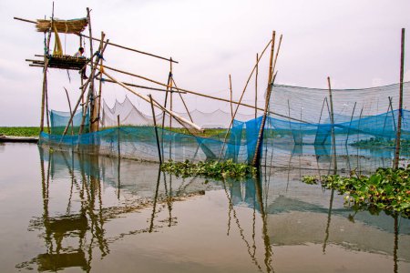 Chinesisches Fischernetz im ländlichen Westen Indiens