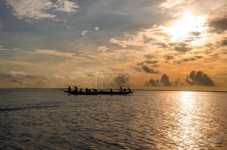 bateau de pêche et lever du soleil à chilka odisha