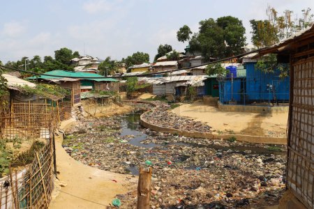 sistema de drenaje en rohinga campamento. campo de refugiados condiciones de vida poco saludables.