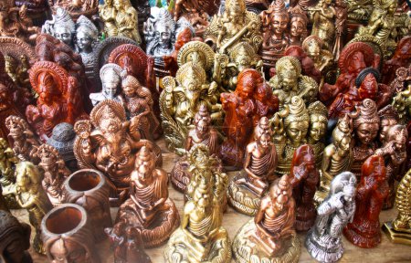 Una famosa terracota hizo artesanías de barro diosa saraswati, radha Krishna, loka nath y goutam buddha estatua muestra en la tienda de la feria..