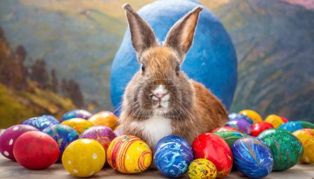 Téléchargez les photos : Lapin entouré d'oeufs de couleur de Pâques - en image libre de droit