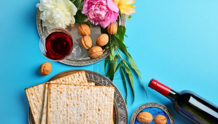 Téléchargez les photos : Pâque juive des fêtes - vin, matzoh et pain sur table en bois couleur - en image libre de droit