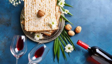 Téléchargez les photos : Composition avec pain matrozo et vin sur table - en image libre de droit