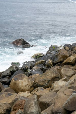 Foto de Costa rocosa de la isla de Terceira, Azores. Dramáticos acantilados se encuentran con el Océano Atlántico en esta impresionante escena de playa. Perfecto para amantes de la naturaleza y entusiastas de los viajes. - Imagen libre de derechos