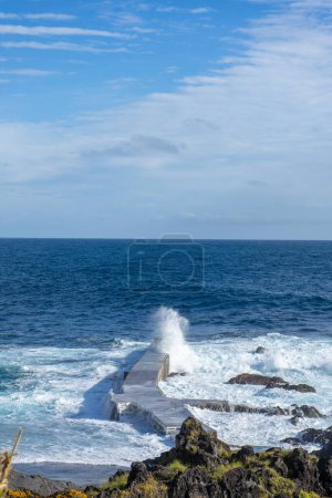 Foto de Poderosas olas se estrellan a lo largo de la costa de Cinco Ribeiras, una pintoresca zona de baño en la isla de Terceira, Azores. - Imagen libre de derechos