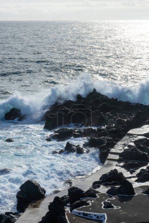 Foto de Poderosas olas se estrellan a lo largo de la costa de Cinco Ribeiras, una pintoresca zona de baño en la isla de Terceira, Azores. - Imagen libre de derechos