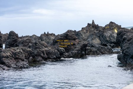 Foto de Impresionantes piscinas naturales de Biscoitos, Isla Terceira, Azores, en medio de rocas volcánicas negras formadas por erupciones. - Imagen libre de derechos