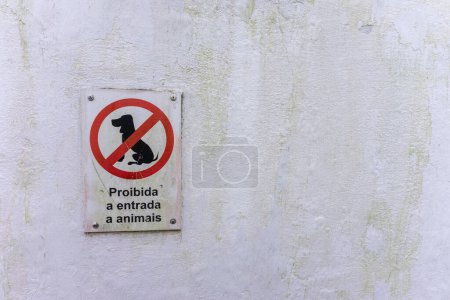No animals allowed sign.