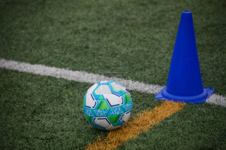 Téléchargez les photos : Balle de football par marqueur de terrain, délimitant les lignes de terrain. - en image libre de droit