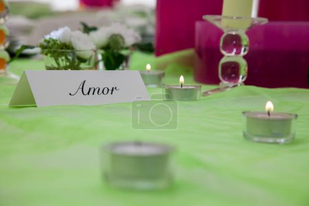 Marcadores de mesa de boda con encanto elegantemente inscrito con la palabra 'Amor', añadiendo un toque de romance a su día especial.