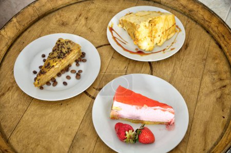 Disfrute de un trío de postres deliciosos: pastel de galletas portugués clásico, pastel de queso de fresa y molotov esponjoso.