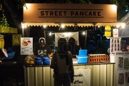 Téléchargez les photos : Terengganu, Malaisie - 3 avril 2024 - les vendeurs de nourriture de rue illuminent la nuit, séduisant les passants avec des saveurs aromatiques et une énergie animée - en image libre de droit