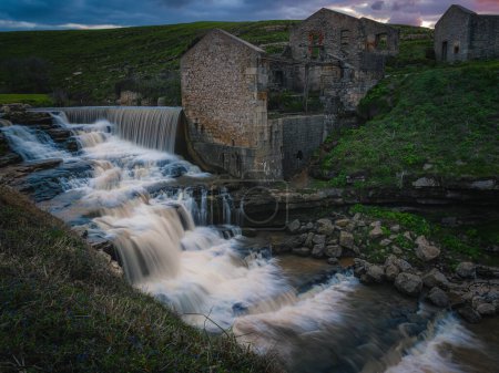 Ruinen der Bolao-Mühle und Wasserfall 