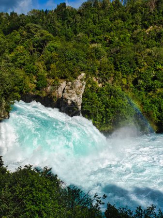 Atemberaubende Weitwinkelaufnahme des Wasserfalls Huka Falls in Wairakei in der Nähe des Taupo-Sees in Neuseeland. Der Wasserfall ist Teil des Waikato-Flusses