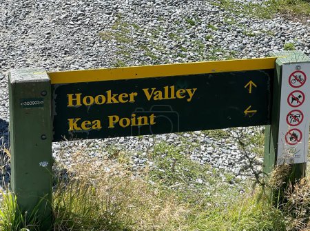 Señal direccional hacia Hooker Valley y Kea Walks en Mount Cook