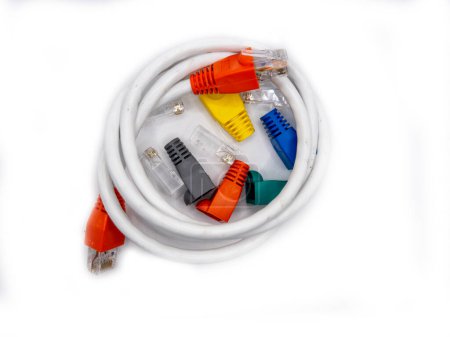 Bottes de protection réseau local ou LAN, connecteurs RJ45 et câble réseau complet isolé sur fond blanc