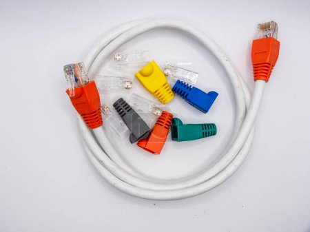 Botas de protección de cable de red o LAN de área local, conectores RJ45 y cable de red completado aislado sobre fondo blanco