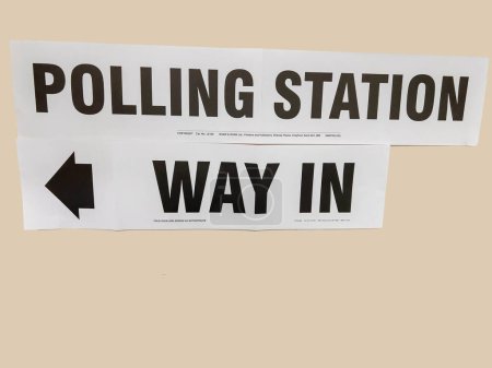 Ein Schild vor einem Wahllokal am Wahltag in Großbritannien.