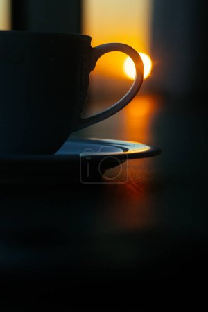 Kaffeetasse und Sonnenaufgang im Hotel