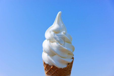 Foto de Suave servir helado y cielo azul - Imagen libre de derechos