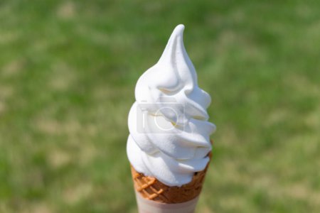crème glacée au service doux et ciel bleu