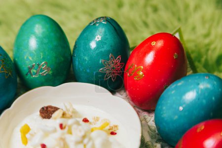 Umarmen Sie die Schönheit des orthodoxen Osterfestes mit einer lebendigen Darstellung gefärbter Eier, deren Farbtöne die Freude der Auferstehung und des neuen Lebens widerspiegeln. 