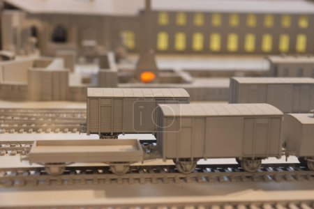 Modèle de train artificiel à la gare, locomotive et voitures. Photo de haute qualité