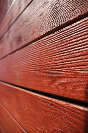 Foto de Tableros de madera pintados de rojo primer plano, textura de madera barnizada. Foto de alta calidad - Imagen libre de derechos