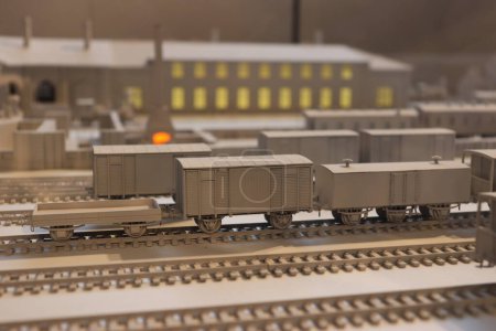 Téléchargez les photos : Modèle de train artificiel à la gare, locomotive et voitures. Photo de haute qualité - en image libre de droit