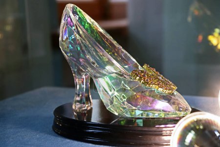Foto de Una zapatilla de cristal como las purpurinas de Cenicienta en el museo. Zapatos de princesa diamante. Foto de alta calidad - Imagen libre de derechos