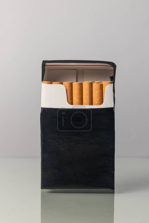 Schwarze Zigarettenschachtel voller Zigarren, neutral, markenfrei mit weißem Hintergrund