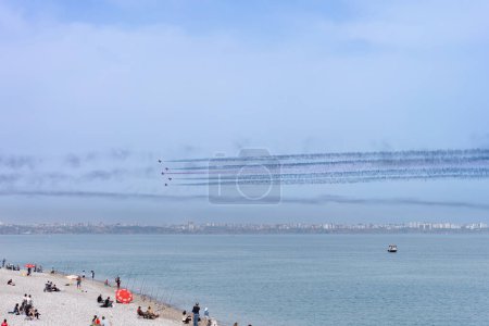 Turkiye Journée nationale de la souveraineté et de l'enfance 23 avril 2024. Spectacle d'avions de chasse dans le ciel. Vue de la plage de Konyaalti, Antalya