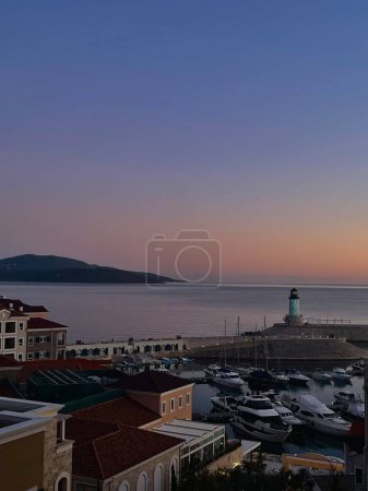 Unglaublicher Sonnenuntergang in der Bucht von Lustica, Montenegro
